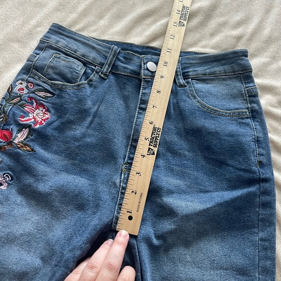 Amazon unbranded denim embroidered flower jeans - Picture 5 of 8